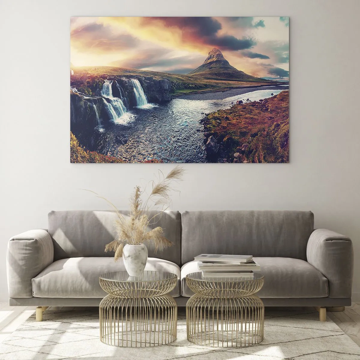 Tablou pe sticlă - Cascadă și munte la apus în peisajul islandez - 70x50cm - În măreția naturii - Decorațiune modernă pentru perete pentru living și dormitor ARTTOR