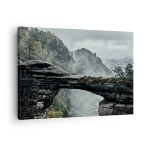 Tablou pe pânză Canvas - Un arc de piatră înconjurat de munți și păduri învăluite în ceață - 70x50cm - Aventura este pe cale să înceapă - Decorațiune modernă pentru perete pentru living și dormitor ARTTOR