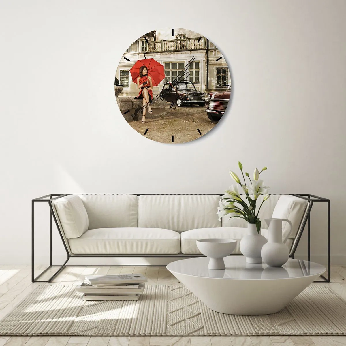 Ceas de perete - Ceas pe sticlă - O femeie cu o umbrelă roșie în fața mașinilor retro. - 30x30cm - O mini-călătorie sentimentală - Decorațiune modernă pentru perete pentru living, bucătărie și dormitor ARTTOR