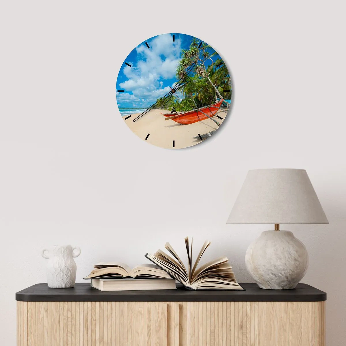 Ceas de perete - Ceas pe sticlă - O plajă cu palmieri și o barcă roșie pe un cer albastru - 30x30cm - Farmecul tropicelor - Decorațiune modernă pentru perete pentru living, bucătărie și dormitor ARTTOR