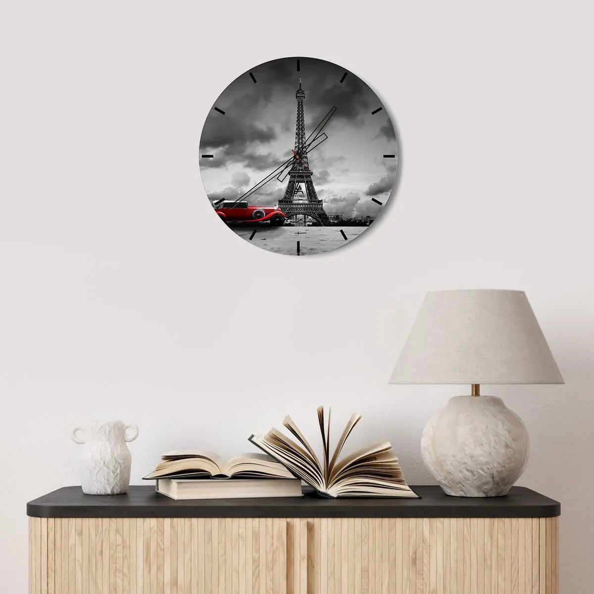 Ceas de perete - Ceas pe sticlă - Turnul Eiffel cu o mașină retro roșie - 30x30cm - Nu cu mult timp în urmă, la Paris - Decorațiune modernă pentru perete pentru living, bucătărie și dormitor ARTTOR