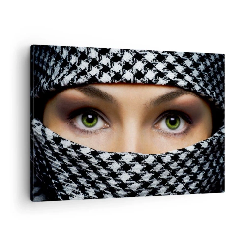 Tablou pe pânză Canvas - Ochii verzi ai unei femei sunt ascunși în spatele unei țesături cu model alb-negru. - 70x50cm - Un portret al unei frumuseți cu ochii verzi - Decorațiune modernă pentru perete pentru living și dormitor ARTTOR