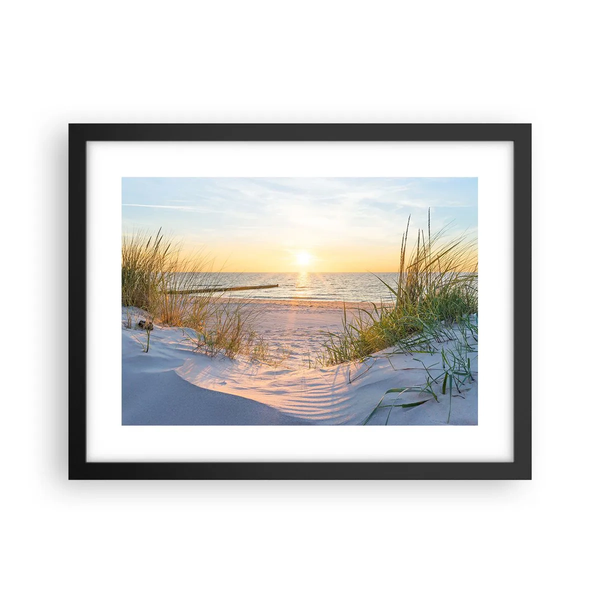 Poster în ramă neagră - Zumzet de mare, o plajă sălbatică printre ierburi... - 40x30 cm