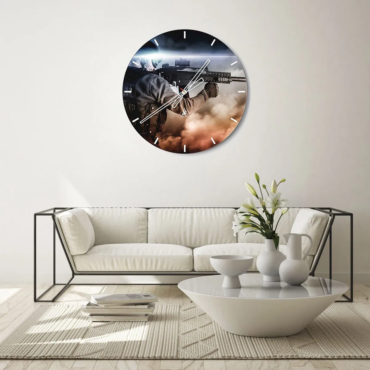 Ceas de perete - Ceas pe sticlă - Un soldat cu o pușcă pe un fundal de fum și sclipiri de lumină. - 30x30cm - Pur și simplu un erou - Decorațiune modernă pentru perete pentru living, bucătărie și dormitor ARTTOR