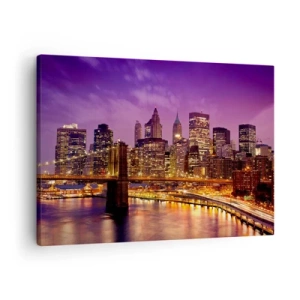 Tablou pe pânză Canvas - Panoramă a orașului cu podul în lumina serii pe fundalul cerului violet - 70x50cm - Manhathannul mov-auriu - Decorațiune modernă pentru perete pentru living și dormitor ARTTOR