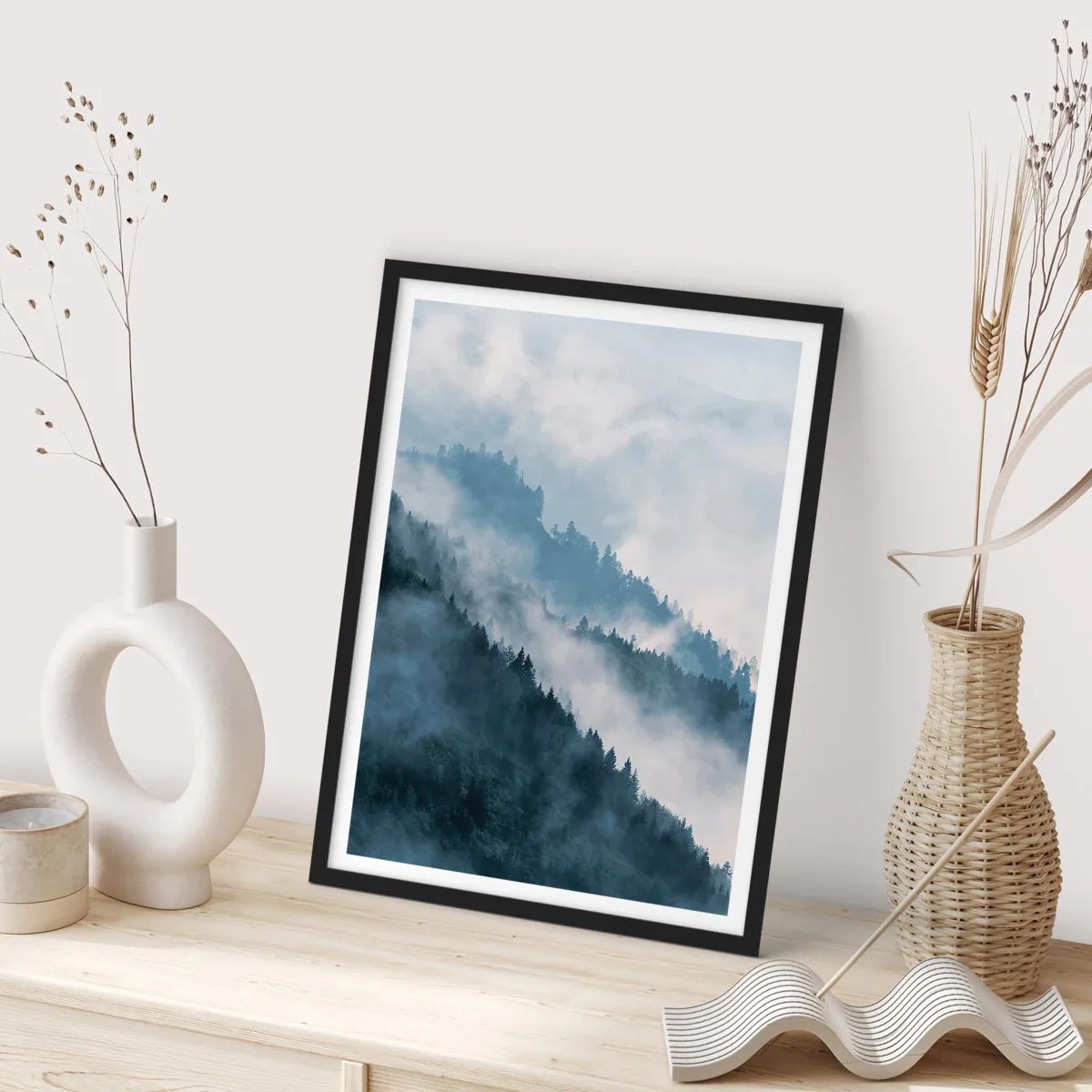 Poster în ramă neagră - Munți încețoșați acoperiți de pădure - 50x70cm - Misticul munților - Decorațiune modernă pentru perete pentru living și dormitor ARTTOR
