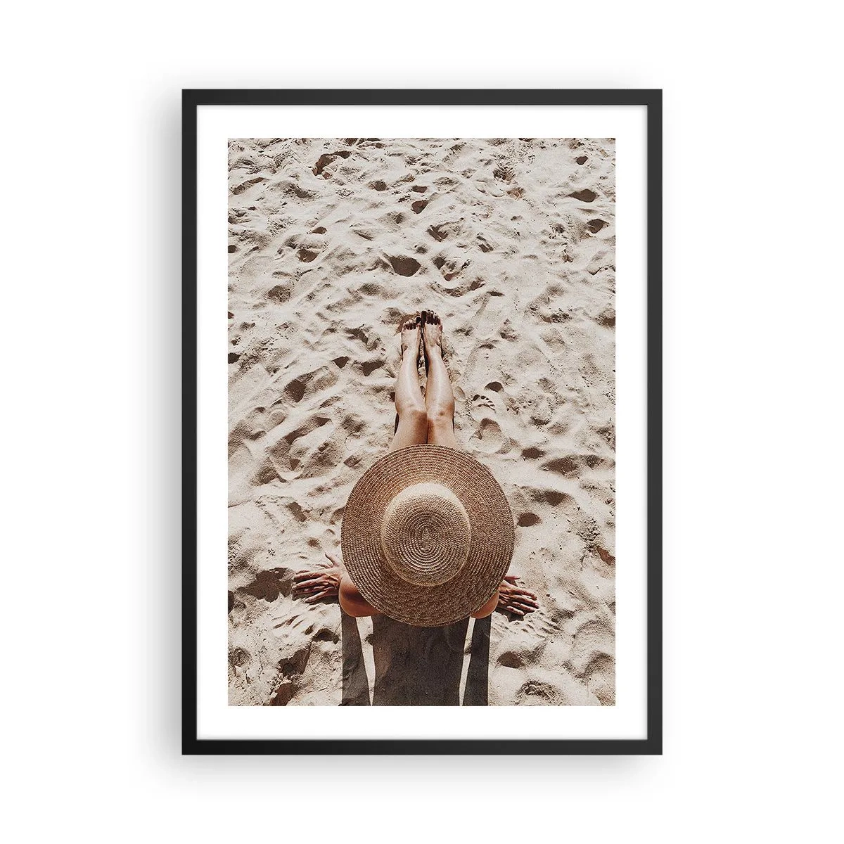 Poster în ramă neagră - Persoană care face plajă pe plajă, vedere de sus cu o pălărie mare pe nisip - 50x70cm - Un timp de vis - Decorațiune modernă pentru perete pentru living și dormitor ARTTOR