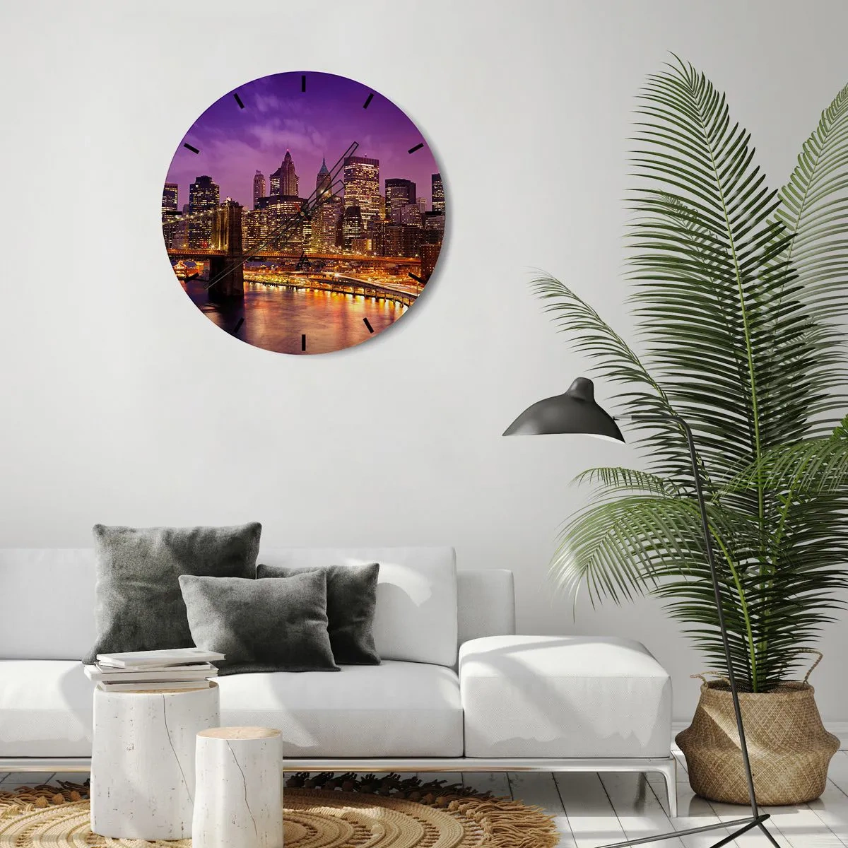 Ceas de perete - Ceas pe sticlă - Panoramă a orașului cu podul și iluminatul în peisajul de seară - 30x30cm - Manhathannul mov-auriu - Decorațiune modernă pentru perete pentru living, bucătărie și dormitor ARTTOR