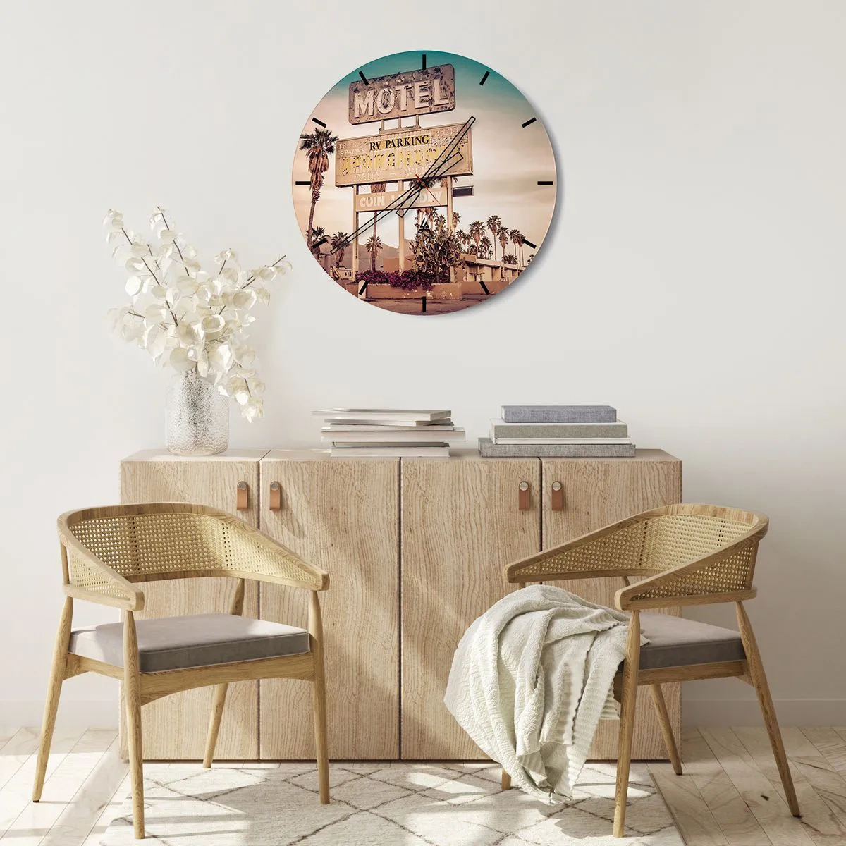 Ceas de perete - Ceas pe sticlă - Semn retro de motel cu palmieri în fundal pe un drum deșertic - 30x30cm - Timpul s-a oprit aici - Decorațiune modernă pentru perete pentru living, bucătărie și dormitor ARTTOR