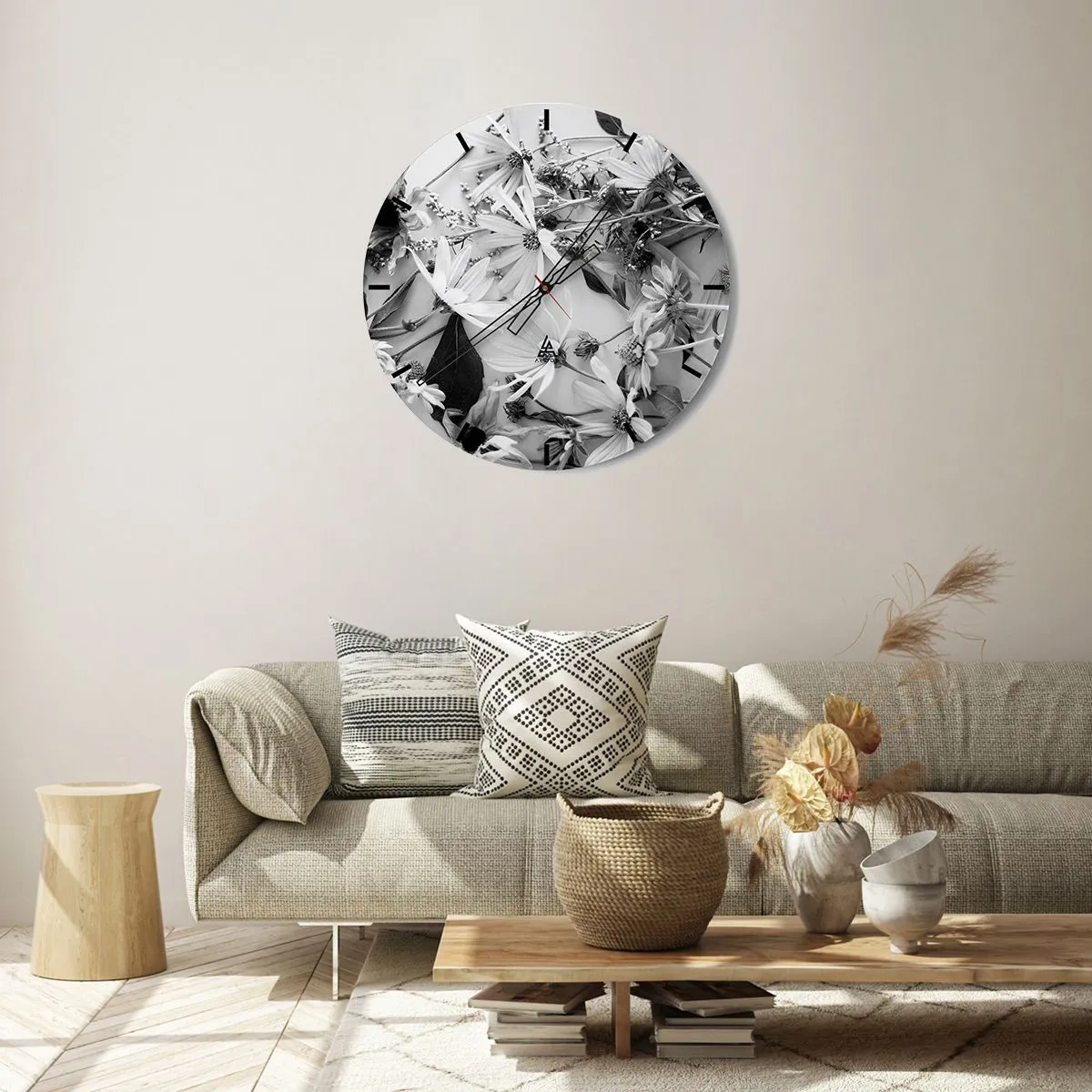 Ceas de perete - Ceas pe sticlă - Flori albe și negre împrăștiate pe un fundal deschis într-un aranjament casual - 30x30cm - Un altfel de buchet - Decorațiune modernă pentru perete pentru living, bucătărie și dormitor ARTTOR