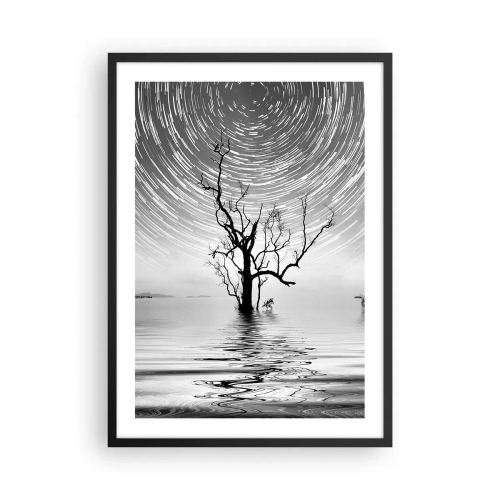 Poster în ramă neagră - O stea se învârte deasupra unui copac singuratic în apă - 50x70cm - O simfonie a naturii - Decorațiune modernă pentru perete pentru living și dormitor ARTTOR