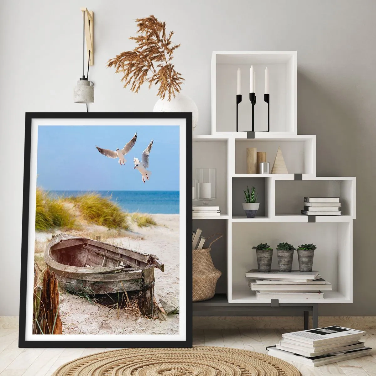 Poster în ramă neagră - O barcă veche pe plajă cu pescăruși în fundal - 50x70cm - Scăldate în vânt - Decorațiune modernă pentru perete pentru living și dormitor ARTTOR