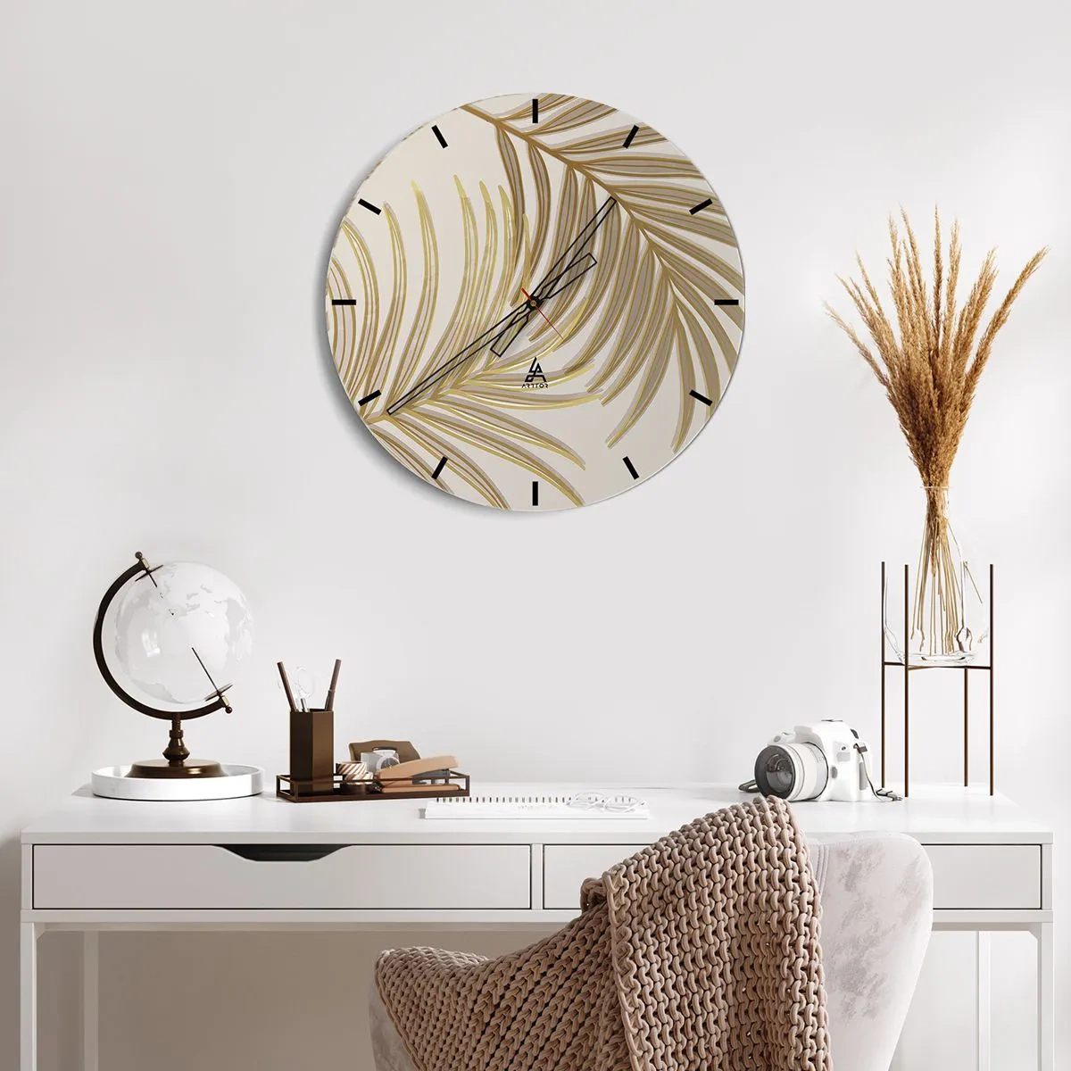 Ceas de perete - Ceas pe sticlă - Frunze de palmier aurii pe un fundal bej într-un aranjament elegant - 30x30cm - Palmier de aur! - Decorațiune modernă pentru perete pentru living, bucătărie și dormitor ARTTOR
