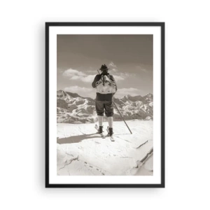 Poster în ramă neagră - Un schior în stil retro cu munți în fundal - 50x70cm - Și munții sunt la fel - Decorațiune modernă pentru perete pentru living și dormitor ARTTOR