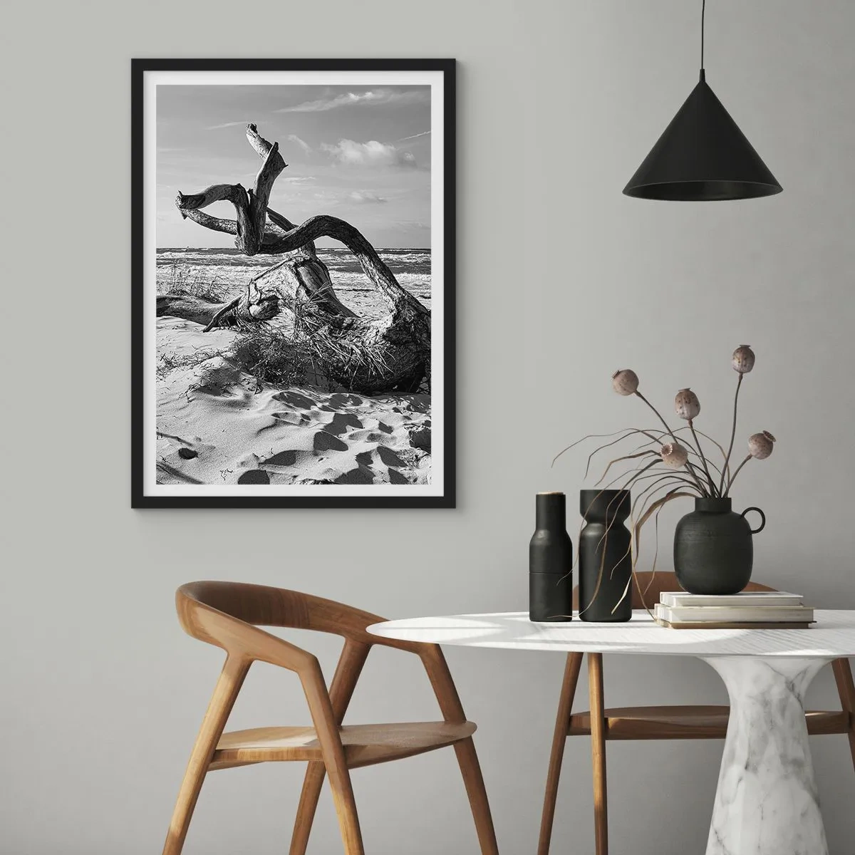 Poster în ramă neagră - Fotografie alb-negru a unui copac uscat pe plajă - 50x70cm - Sculptură marină - Decorațiune modernă pentru perete pentru living și dormitor ARTTOR