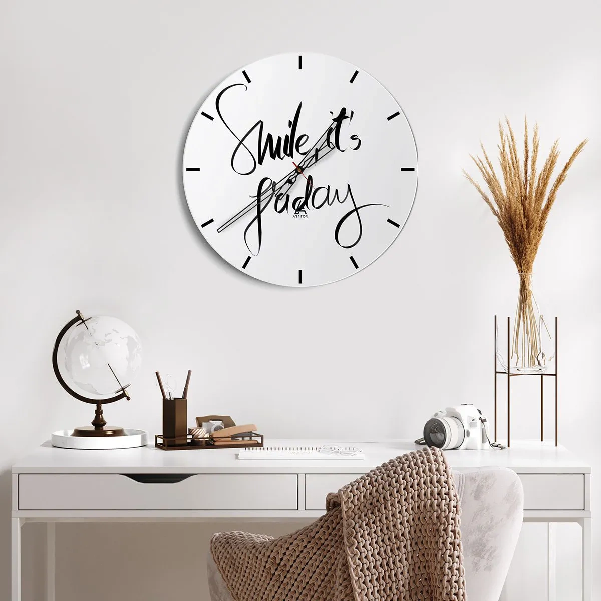 Ceas de perete - Ceas pe sticlă - Zâmbește, e vineri, citat cu grafică elegantă alb-negru - 30x30cm - Bucurie adevărată - Decorațiune modernă pentru perete pentru living, bucătărie și dormitor ARTTOR