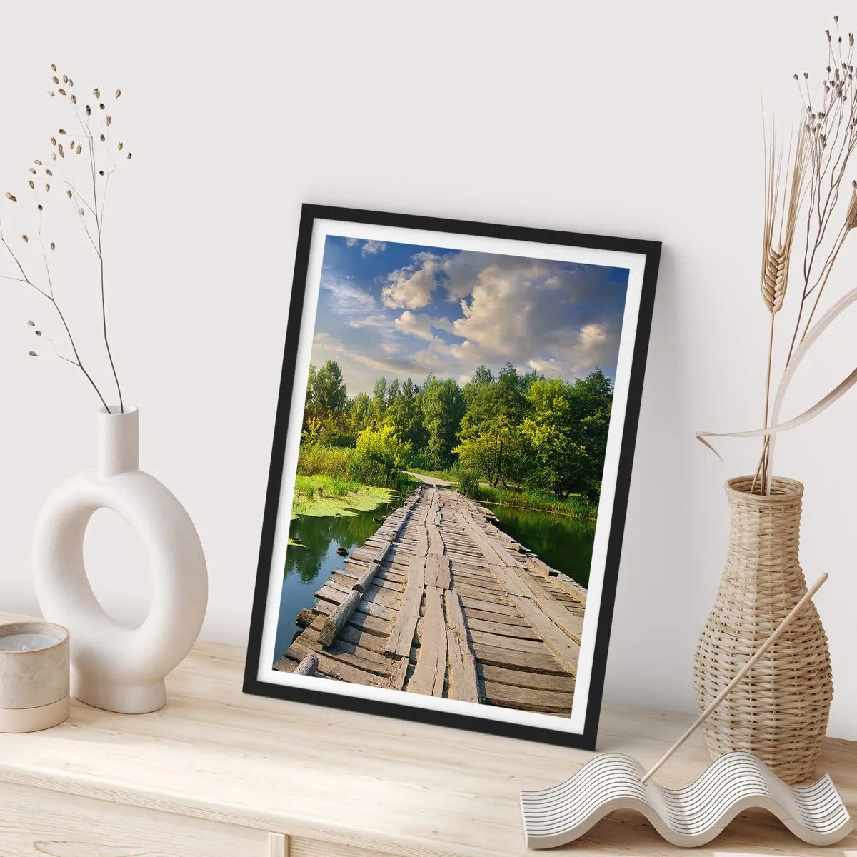 Poster în ramă neagră - Un pod de lemn peste un râu înconjurat de verdeață - 50x70cm - Vară, vară peste tot - Decorațiune modernă pentru perete pentru living și dormitor ARTTOR