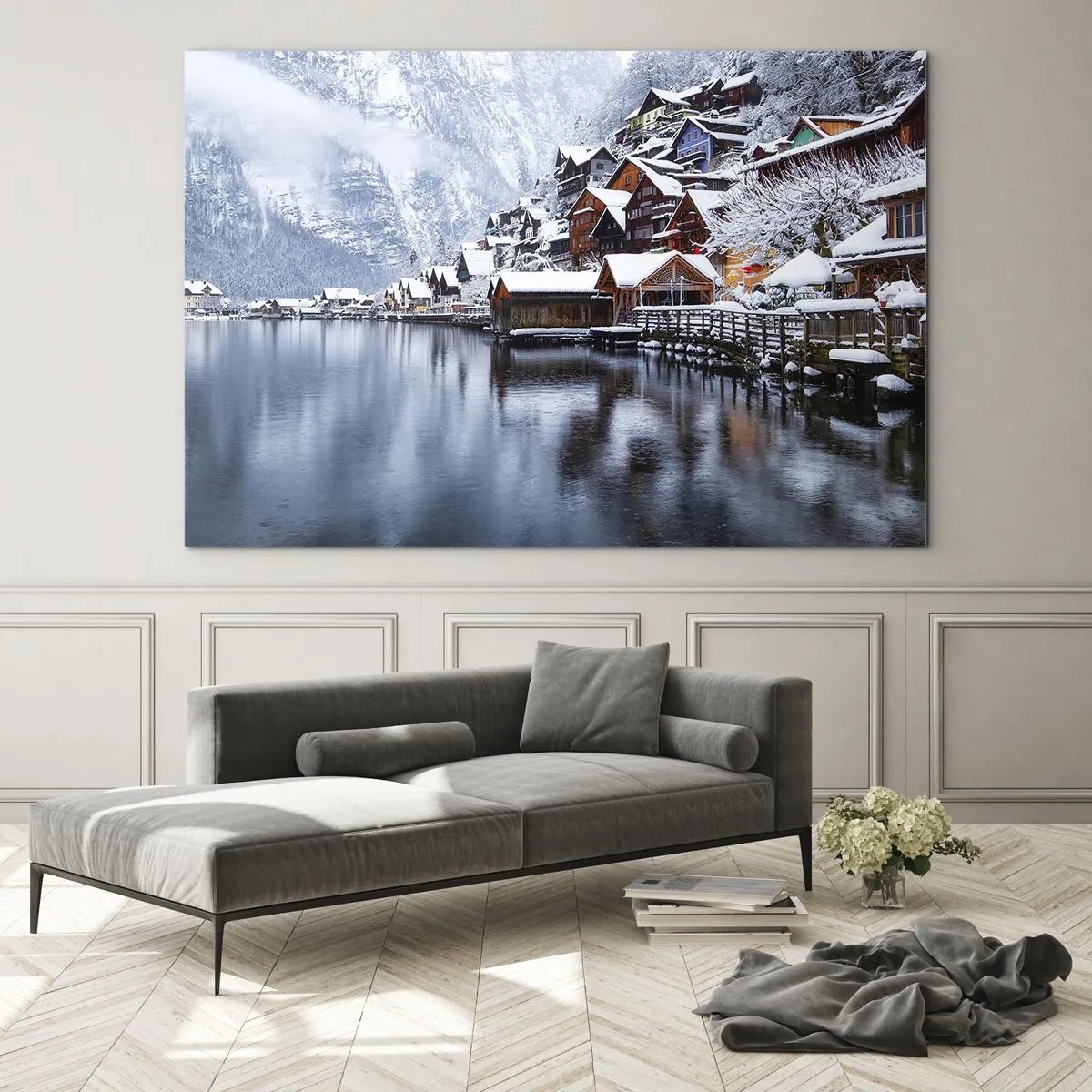 Tablou pe sticlă - Un sat de munte lângă un lac, acoperit de zăpadă într-un peisaj de iarnă - 70x50cm - În decor de iarnă - Decorațiune modernă pentru perete pentru living și dormitor ARTTOR