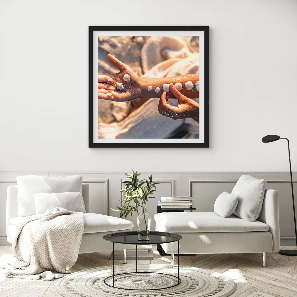 Poster în ramă neagră - Frumusețe la îndemână - 50x50 cm