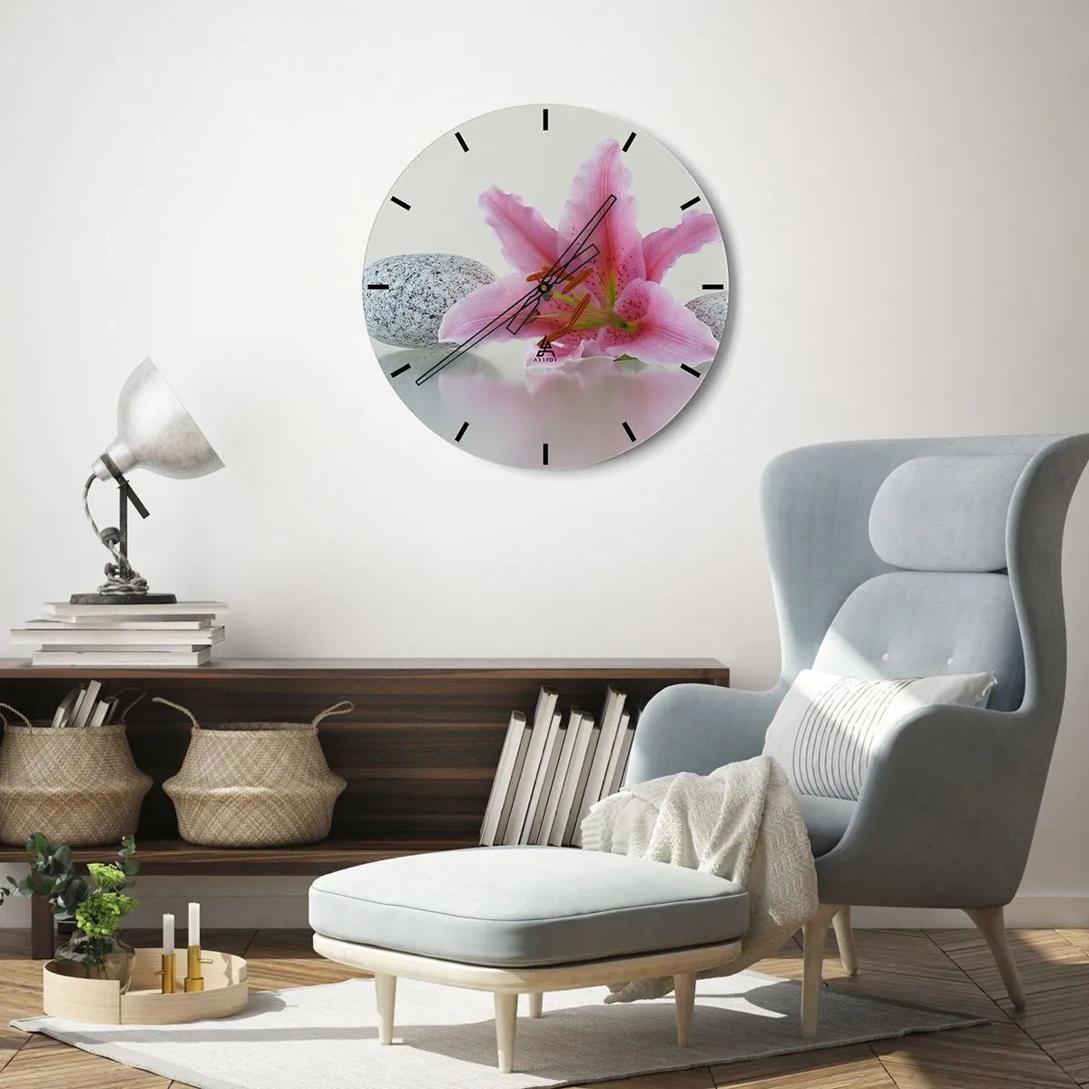 Ceas de perete - Ceas pe sticlă - Un crin roz pe un fundal de pietre netede într-un aranjament luminos - 30x30cm - Studiu în roz, gri și alb - Decorațiune modernă pentru perete pentru living, bucătărie și dormitor ARTTOR