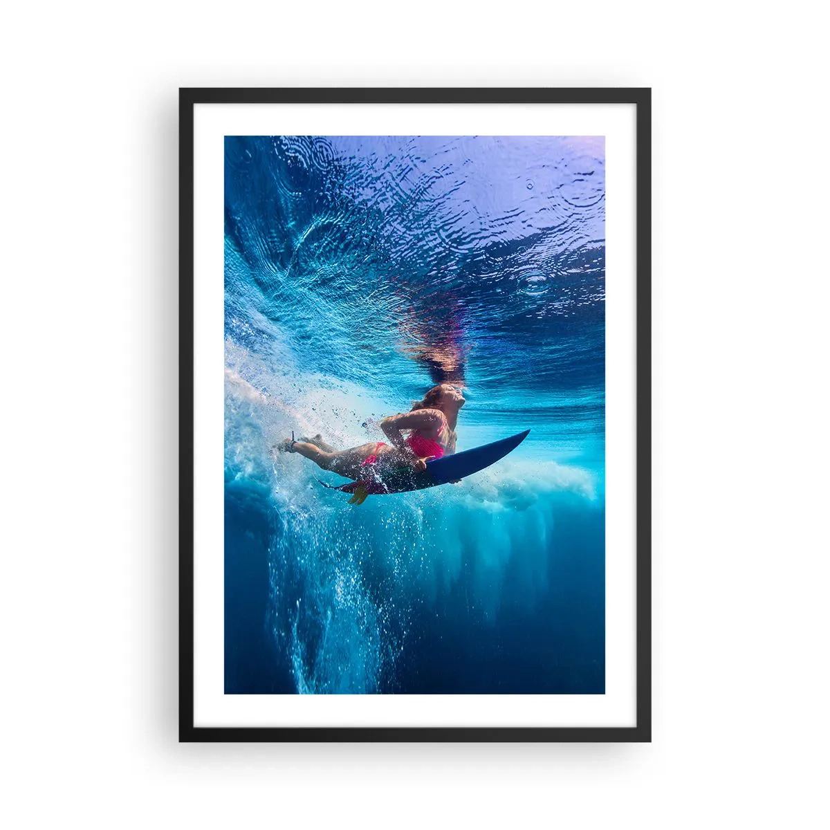 Poster în ramă neagră - Un surfer cufundat în adâncurile turcoaz ale oceanului - 50x70cm - Profunzimea bucuriei - Decorațiune modernă pentru perete pentru living și dormitor ARTTOR