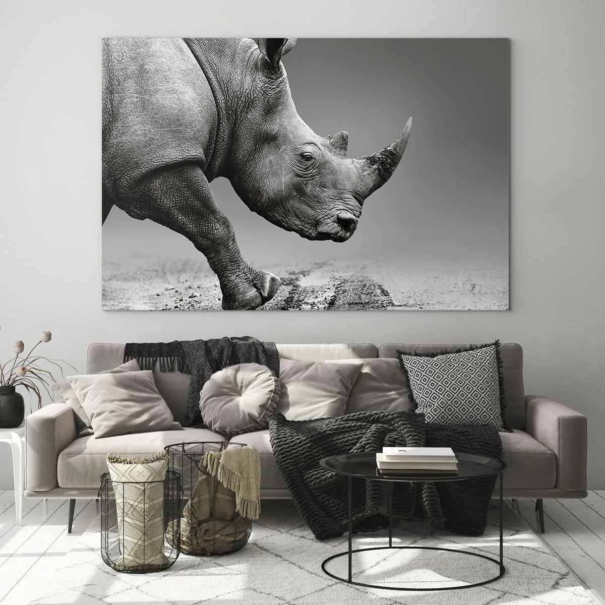 Tablou pe sticlă - Un rinocer în mișcare pe un fundal gri - 70x50cm - O forță de neoprit - Decorațiune modernă pentru perete pentru living și dormitor ARTTOR
