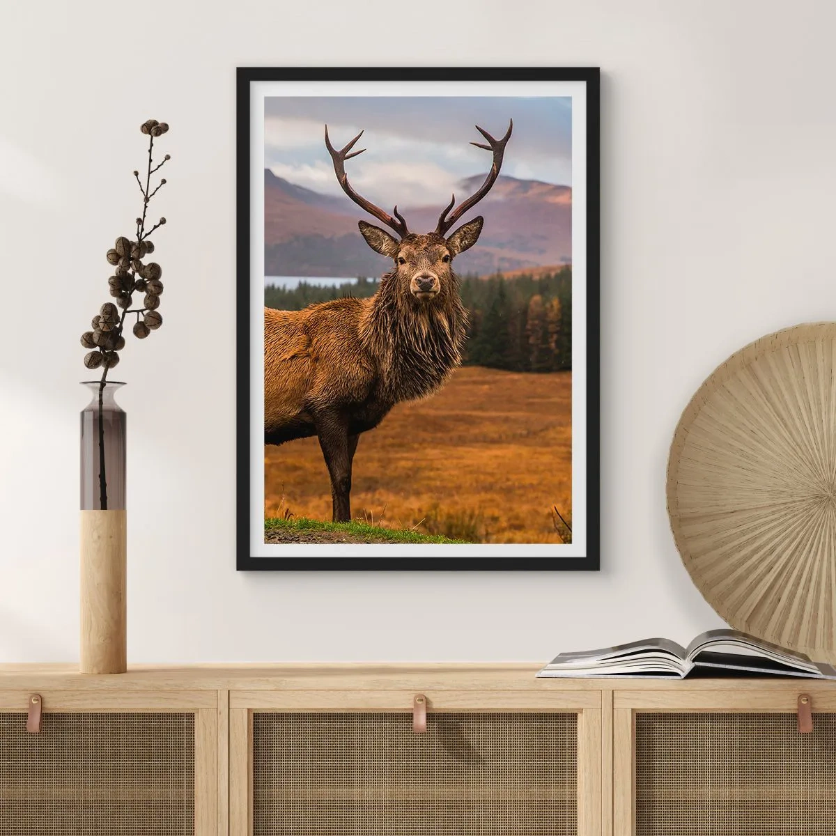 Poster în ramă neagră - Fotografie a unui cerb pe fundalul unui peisaj montan - 50x70cm - Măreția naturii - Decorațiune modernă pentru perete pentru living și dormitor ARTTOR