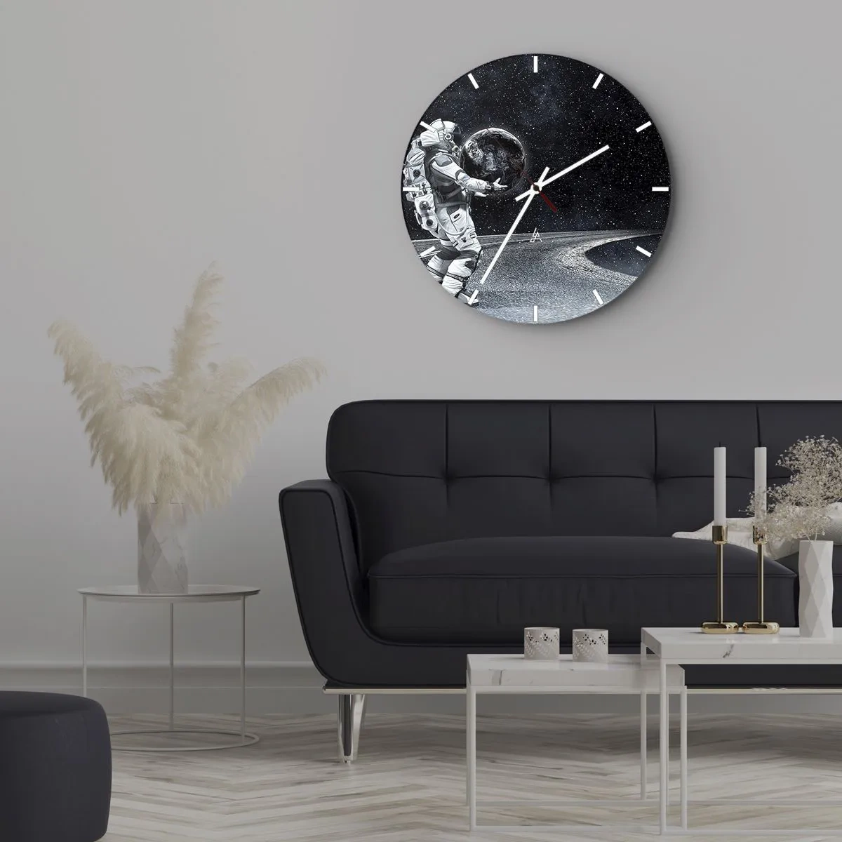 Ceas de perete - Ceas pe sticlă - Un astronaut stând pe Lună ținând Pământul în mâini - 30x30cm - Pe Calea Lactee - Decorațiune modernă pentru perete pentru living, bucătărie și dormitor ARTTOR
