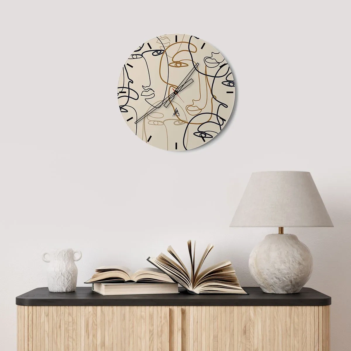 Ceas de perete - Ceas pe sticlă - Fețe conturate în stil artistic liniar pe un fundal bej - 30x30cm - Portret multiplicat - Decorațiune modernă pentru perete pentru living, bucătărie și dormitor ARTTOR