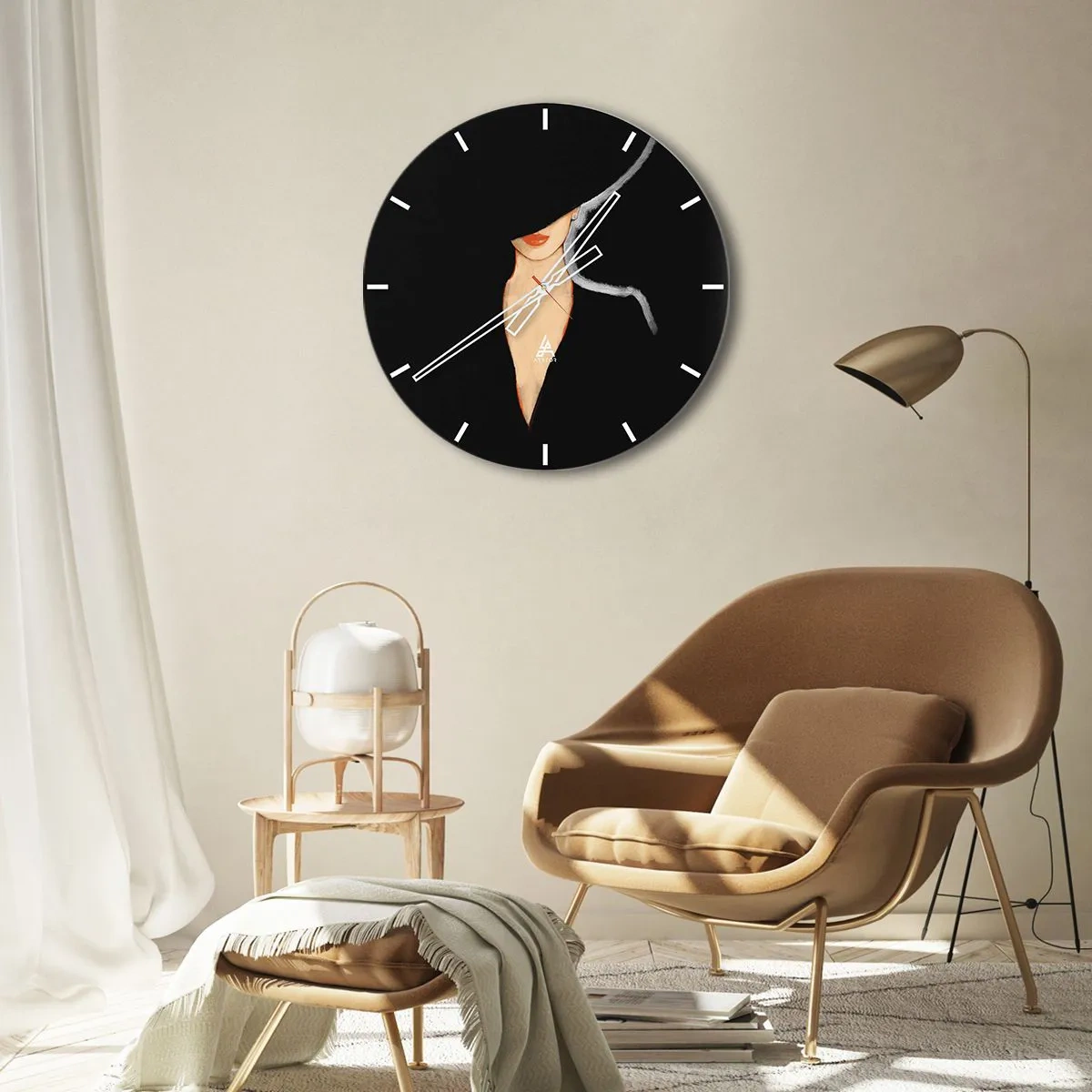 Ceas de perete - Ceas pe sticlă - Portretul unei femei cu o pălărie elegantă pe un fundal negru - 30x30cm - Eleganță și stil - Decorațiune modernă pentru perete pentru living, bucătărie și dormitor ARTTOR