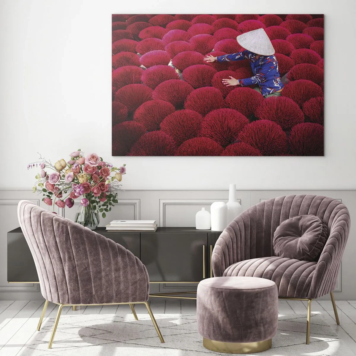 Tablou pe sticlă - Un muncitor printre bețișoare roșii de tămâie pe un fundal cu model - 70x50cm - Într-un câmp de orez - Decorațiune modernă pentru perete pentru living și dormitor ARTTOR