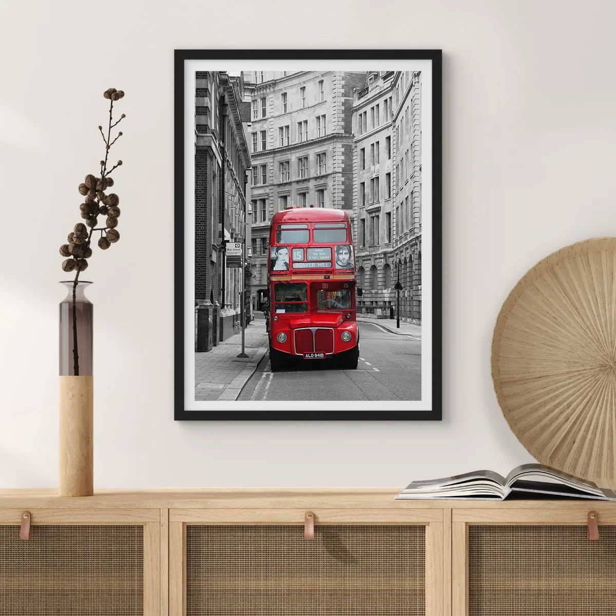 Poster în ramă neagră - Un autobuz roșu pe o stradă londoneză alb-negru - 50x70cm - Viața de zi cu zi nu trebuie să fie gri - Decorațiune modernă pentru perete pentru living și dormitor ARTTOR