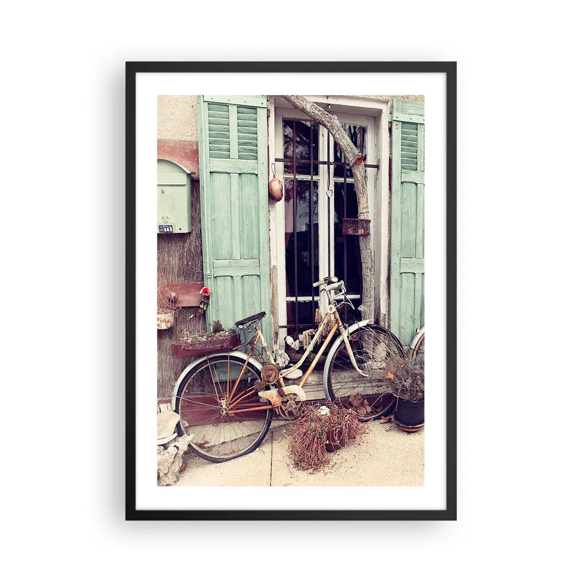 Poster în ramă neagră - O bicicletă veche în fața unor obloane verzi din lemn - 50x70cm - Trăiască provincia! - Decorațiune modernă pentru perete pentru living și dormitor ARTTOR