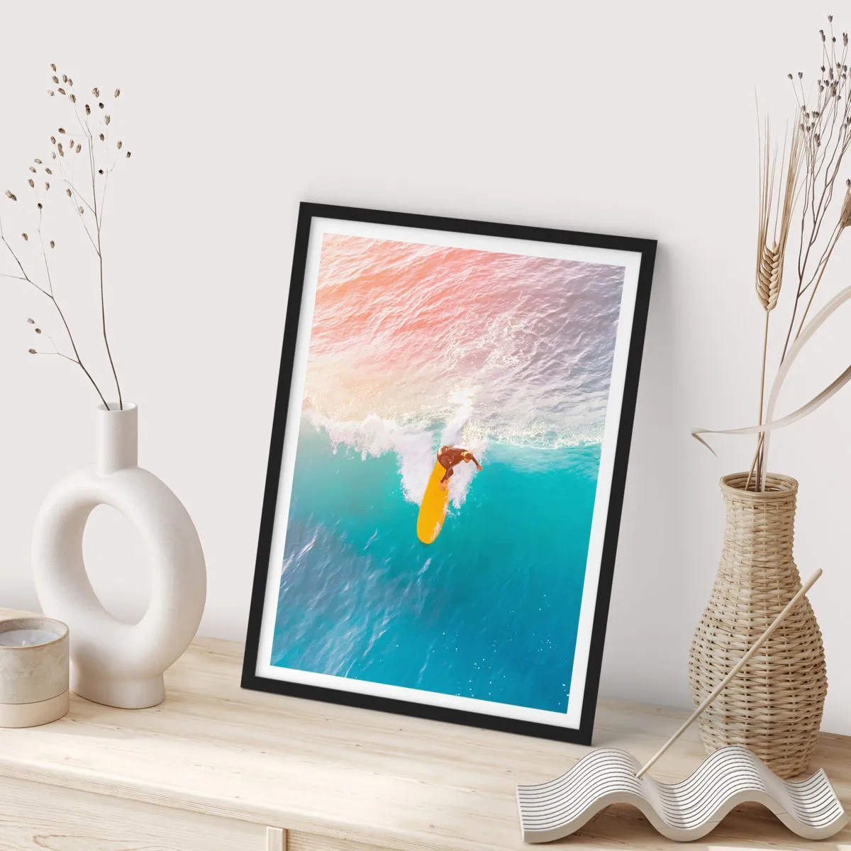 Poster în ramă neagră - Un surfer călărind un val în razele soarelui apus - 50x70cm - Călărețul oceanului - Decorațiune modernă pentru perete pentru living și dormitor ARTTOR