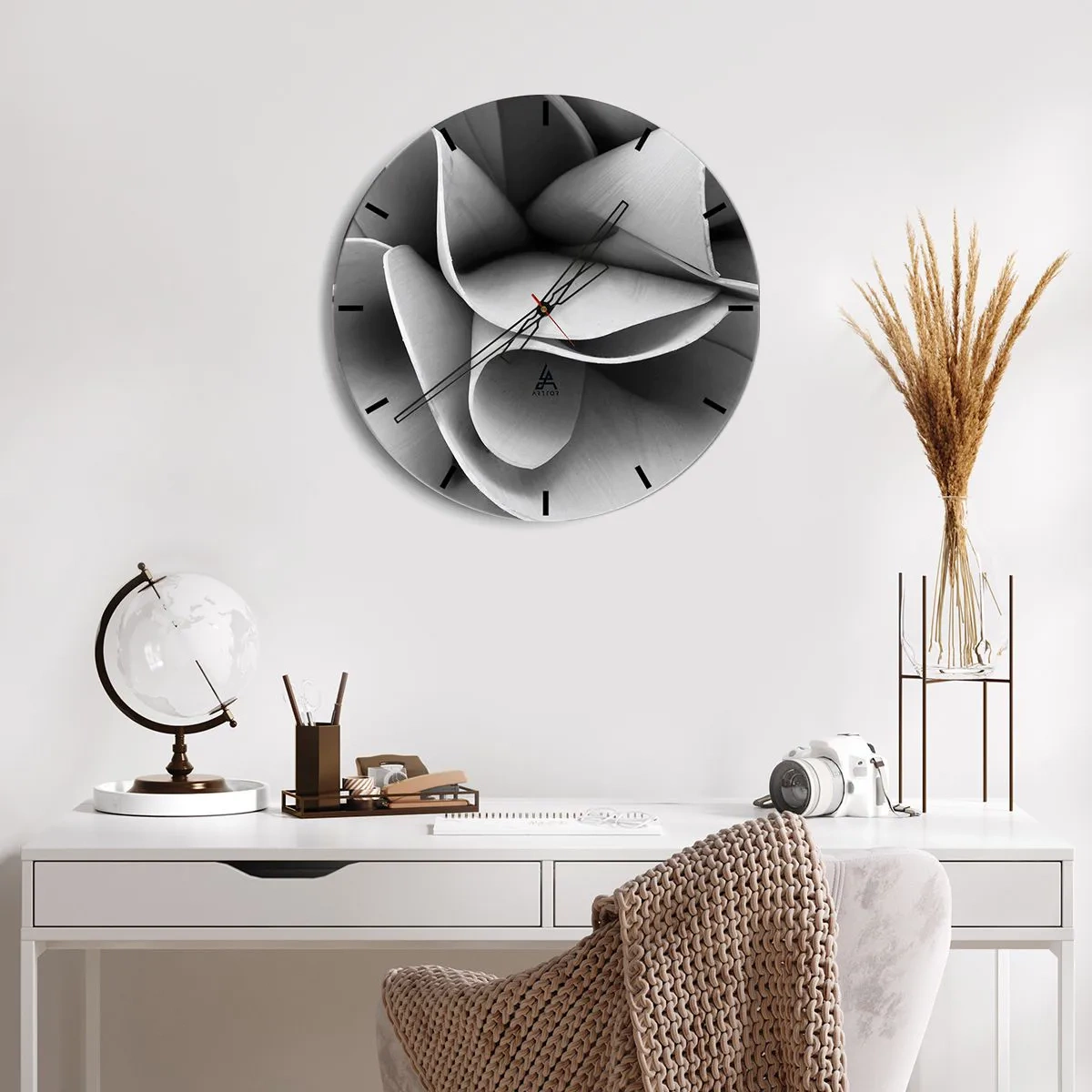 Ceas de perete - Ceas pe sticlă - Un prim-plan al unei forme alb-negru care seamănă cu o floare abstractă. - 30x30cm - Se întâmplă în spațiu - Decorațiune modernă pentru perete pentru living, bucătărie și dormitor ARTTOR