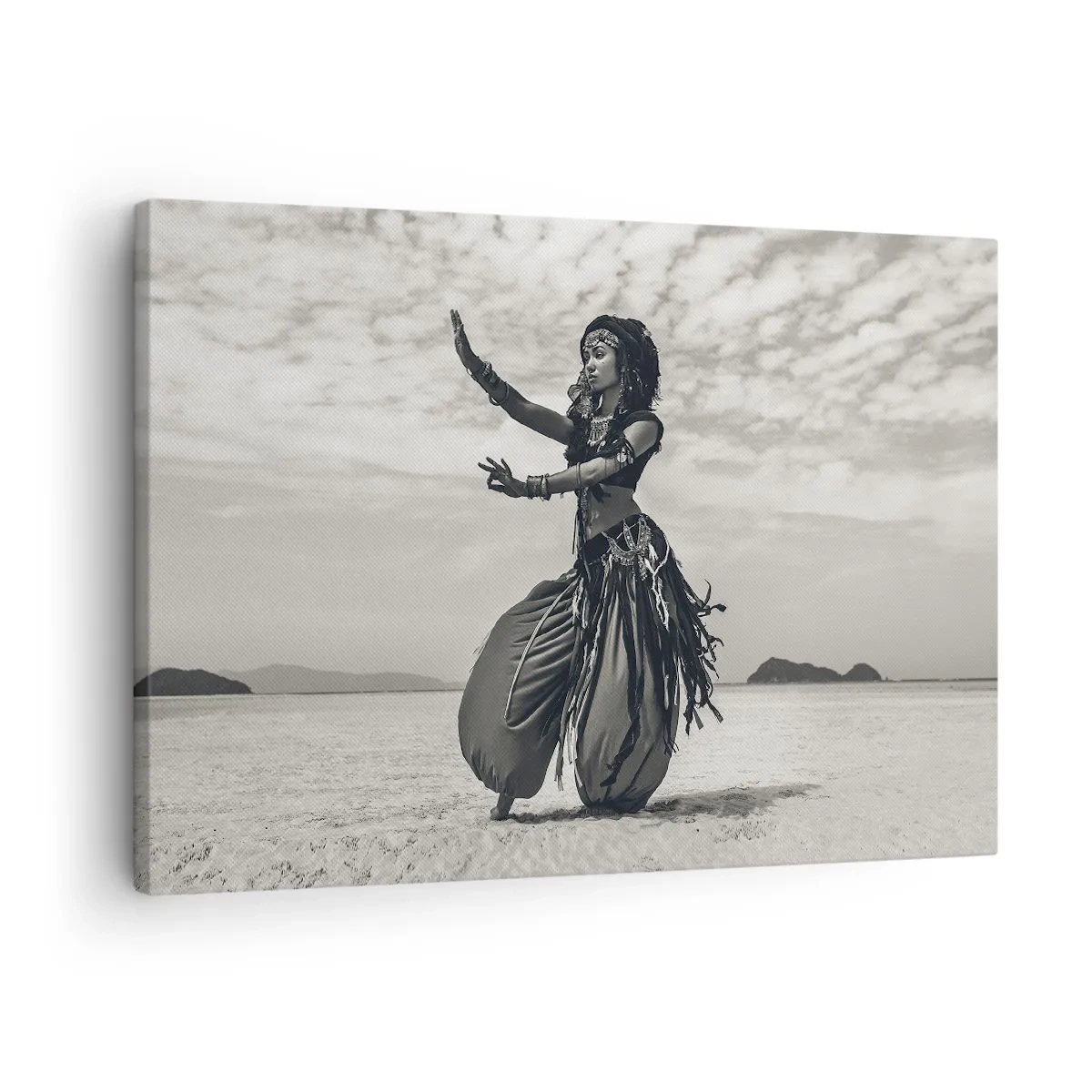 Tablou pe pânză Canvas - Dansatoare exotică pe fundalul unui deșert - 70x50cm - Dansul insulelor sudice - Decorațiune modernă pentru perete pentru living și dormitor ARTTOR