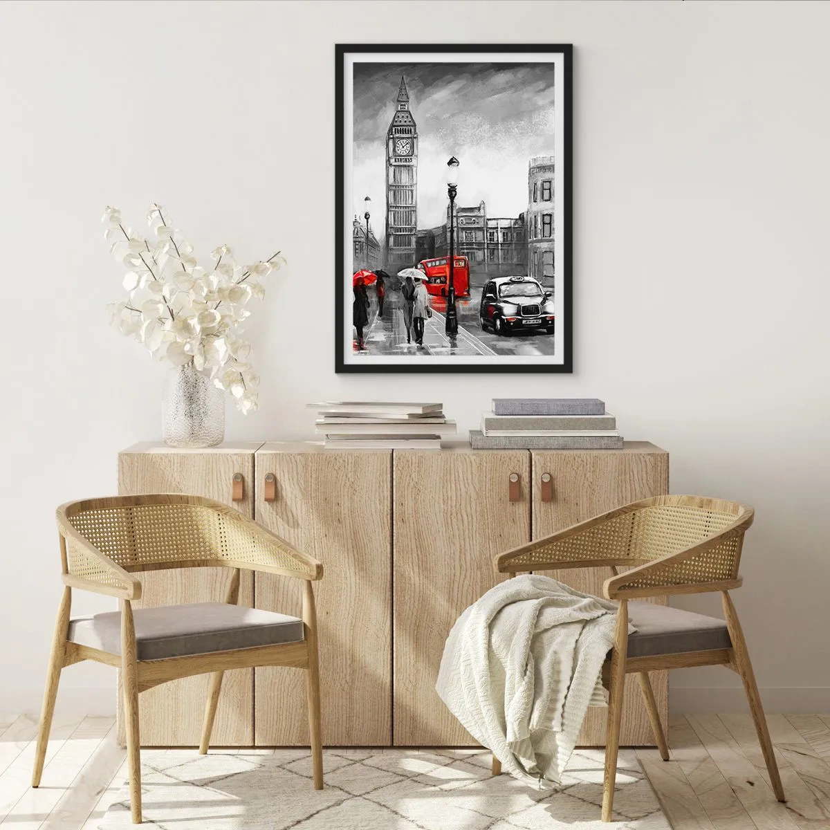 Poster în ramă neagră - Big Ben într-o zi ploioasă cu accente roșii - 50x70cm - Nu este deloc un oraș gri - Decorațiune modernă pentru perete pentru living și dormitor ARTTOR