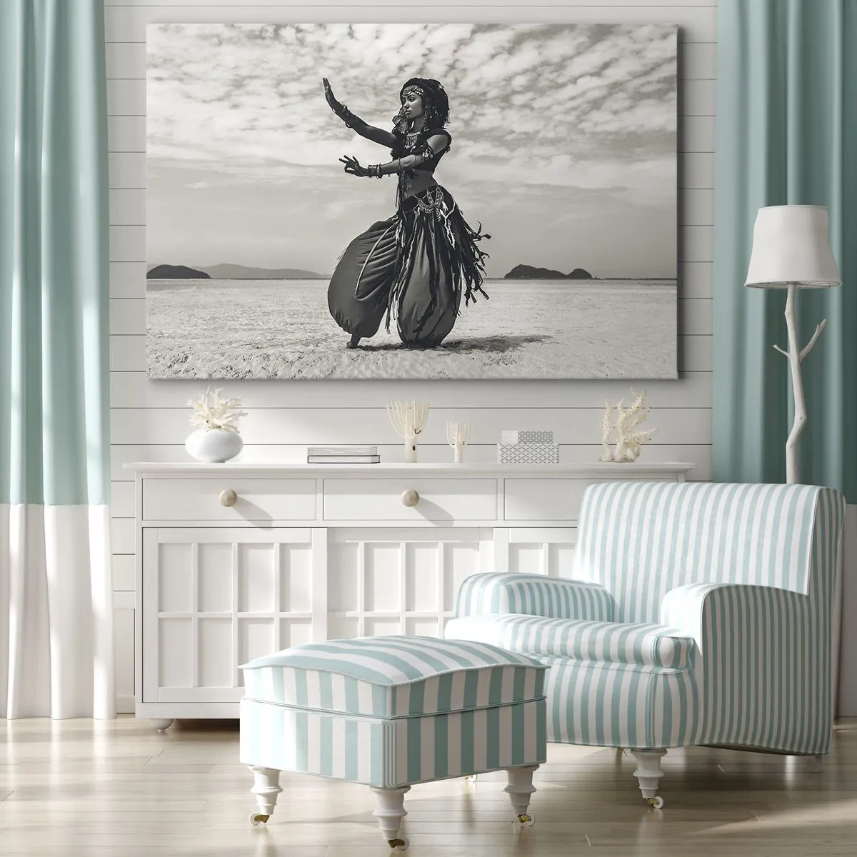 Tablou pe pânză Canvas - Dansatoare exotică pe fundalul unui deșert - 70x50cm - Dansul insulelor sudice - Decorațiune modernă pentru perete pentru living și dormitor ARTTOR
