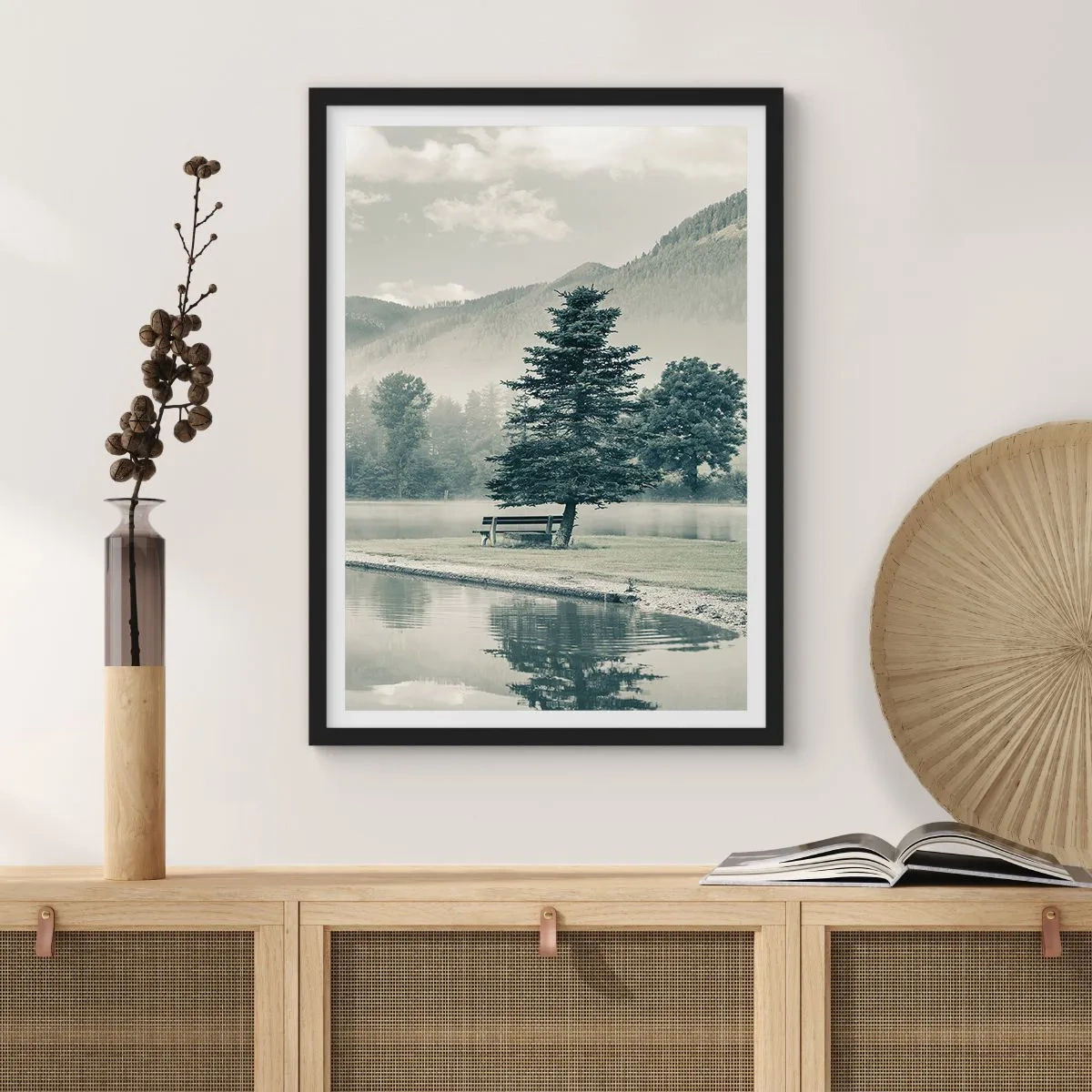 Poster în ramă neagră - O bancă sub un copac lângă un lac cu un fundal muntos - 50x70cm - Lacul încă doarme - Decorațiune modernă pentru perete pentru living și dormitor ARTTOR