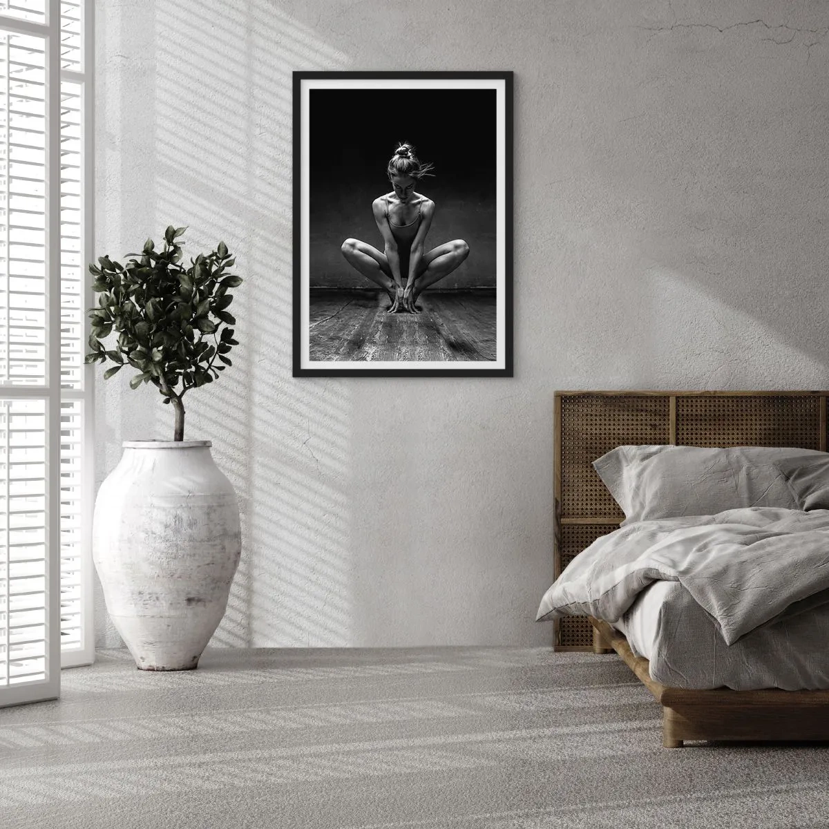 Poster în ramă neagră - Energie de dans concentrată - 61x91 cm