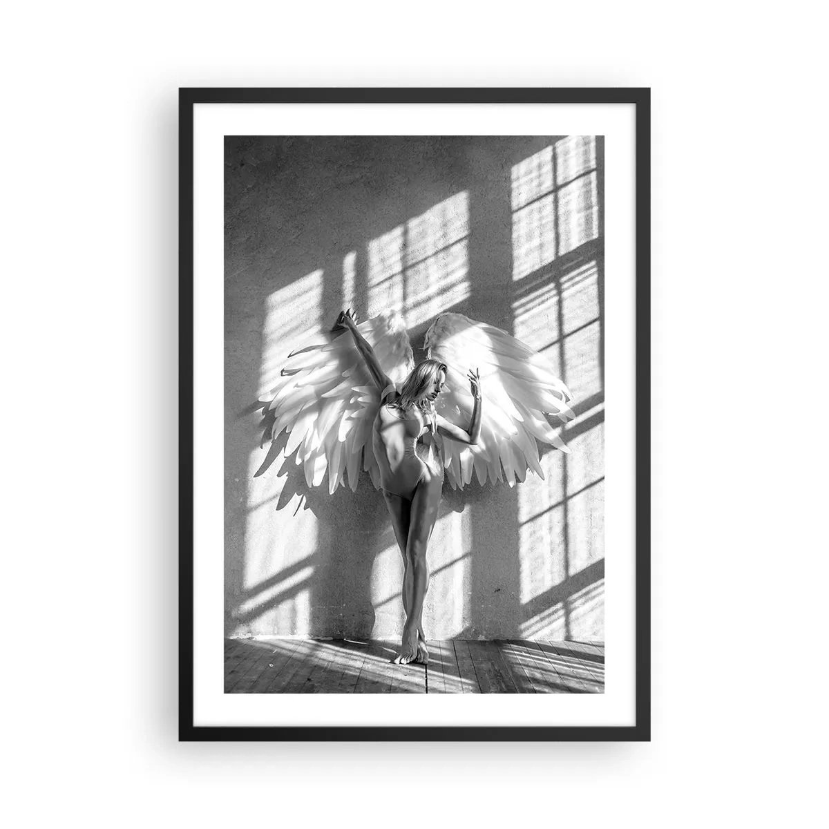Poster în ramă neagră - Fotografie alb-negru a unei femei cu aripi de înger - 50x70cm - Direct din cer - Decorațiune modernă pentru perete pentru living și dormitor ARTTOR