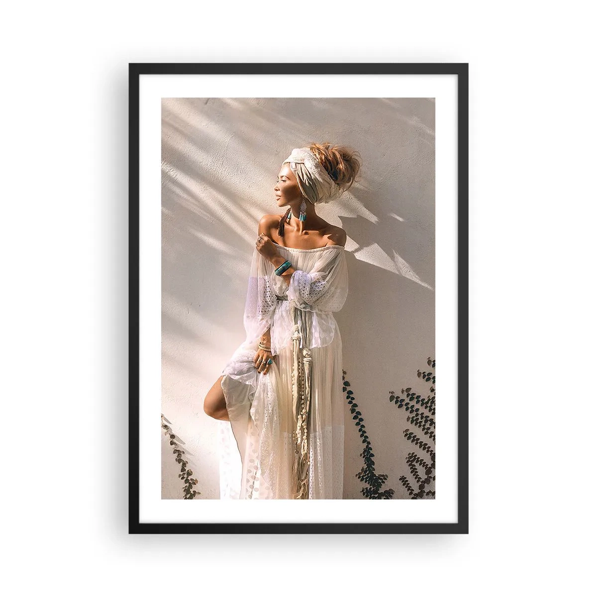 Poster în ramă neagră - Femeie elegantă într-o rochie boho pe un perete luminos - 50x70cm - Soarele și fata - Decorațiune modernă pentru perete pentru living și dormitor ARTTOR