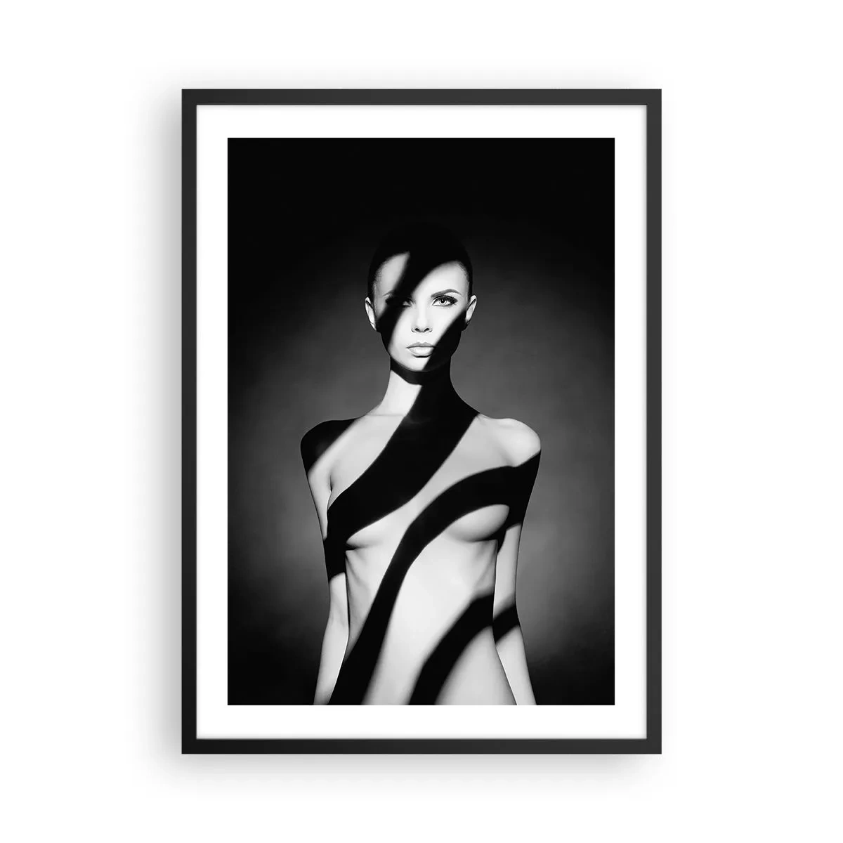 Poster în ramă neagră - Femeie în umbre grafice alb-negru - 50x70cm - La strălucire și la umbră - Decorațiune modernă pentru perete pentru living și dormitor ARTTOR
