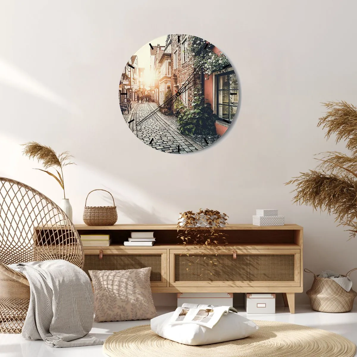 Ceas de perete - Ceas pe sticlă - O stradă pitorească cu case de locuit și trandafiri în lumina apusului - 30x30cm - Străduță în splendoare roz - Decorațiune modernă pentru perete pentru living, bucătărie și dormitor ARTTOR