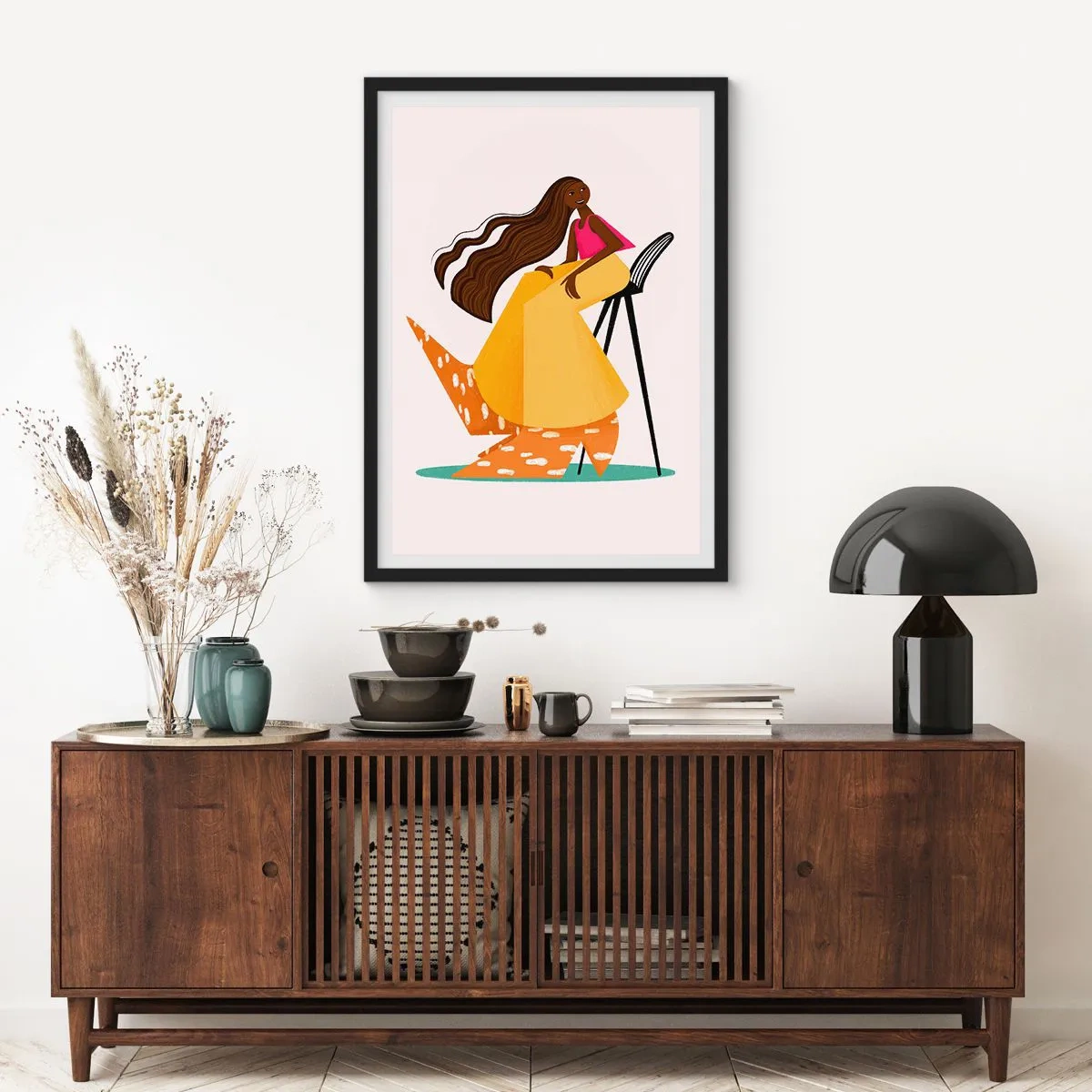 Poster în ramă neagră - O figură feminină stilizată în culori calde pe un fundal abstract. - 50x70cm - Moda este distractivă - Decorațiune modernă pentru perete pentru living și dormitor ARTTOR