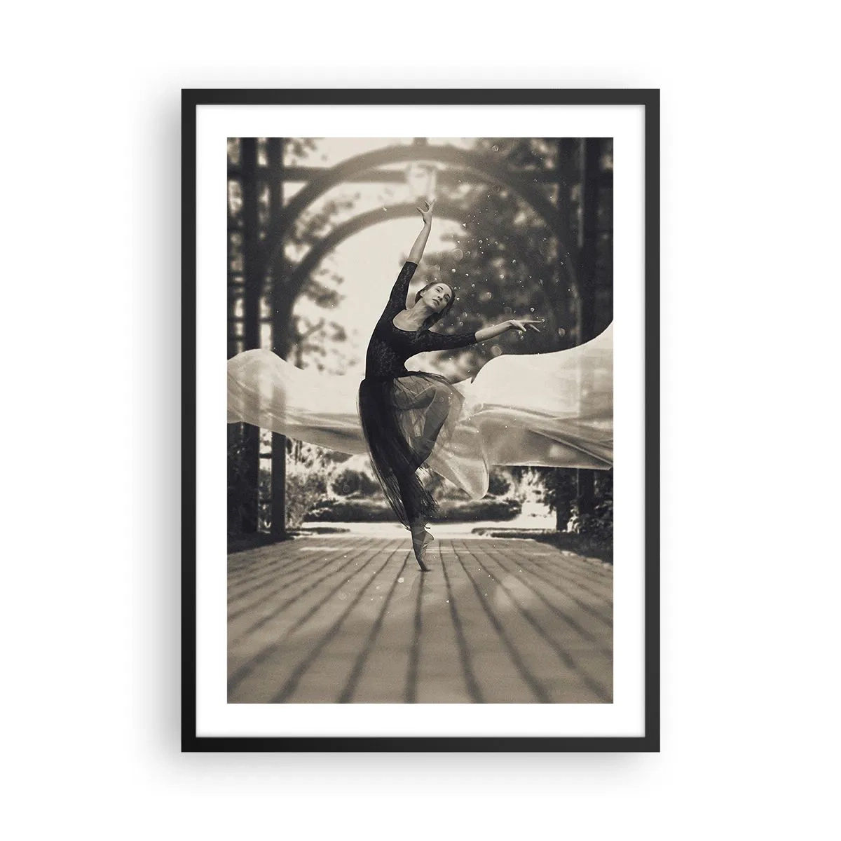 Poster în ramă neagră - O dansatoare în mișcare eterică într-o grădină - 50x70cm - Dansul spiritului de grădină - Decorațiune modernă pentru perete pentru living și dormitor ARTTOR