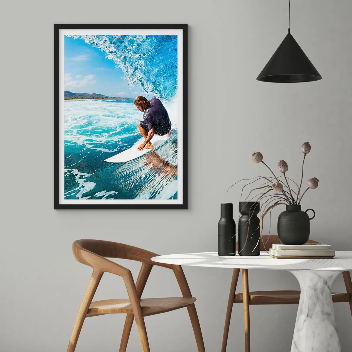 Poster în ramă neagră - Un surfer într-un tub de apă pe fundalul unui ocean albastru - 50x70cm - Dansând cu valurile - Decorațiune modernă pentru perete pentru living și dormitor ARTTOR