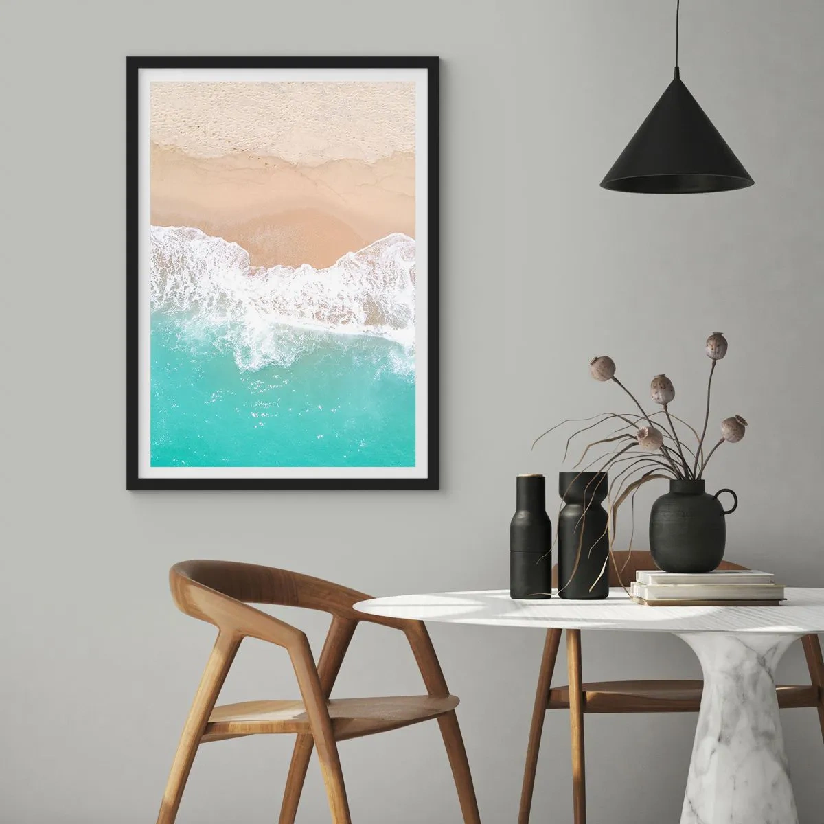 Poster în ramă neagră - O plajă cu vedere la valurile mării și nisip auriu - 50x70cm - Atingere mângâietoare - Decorațiune modernă pentru perete pentru living și dormitor ARTTOR