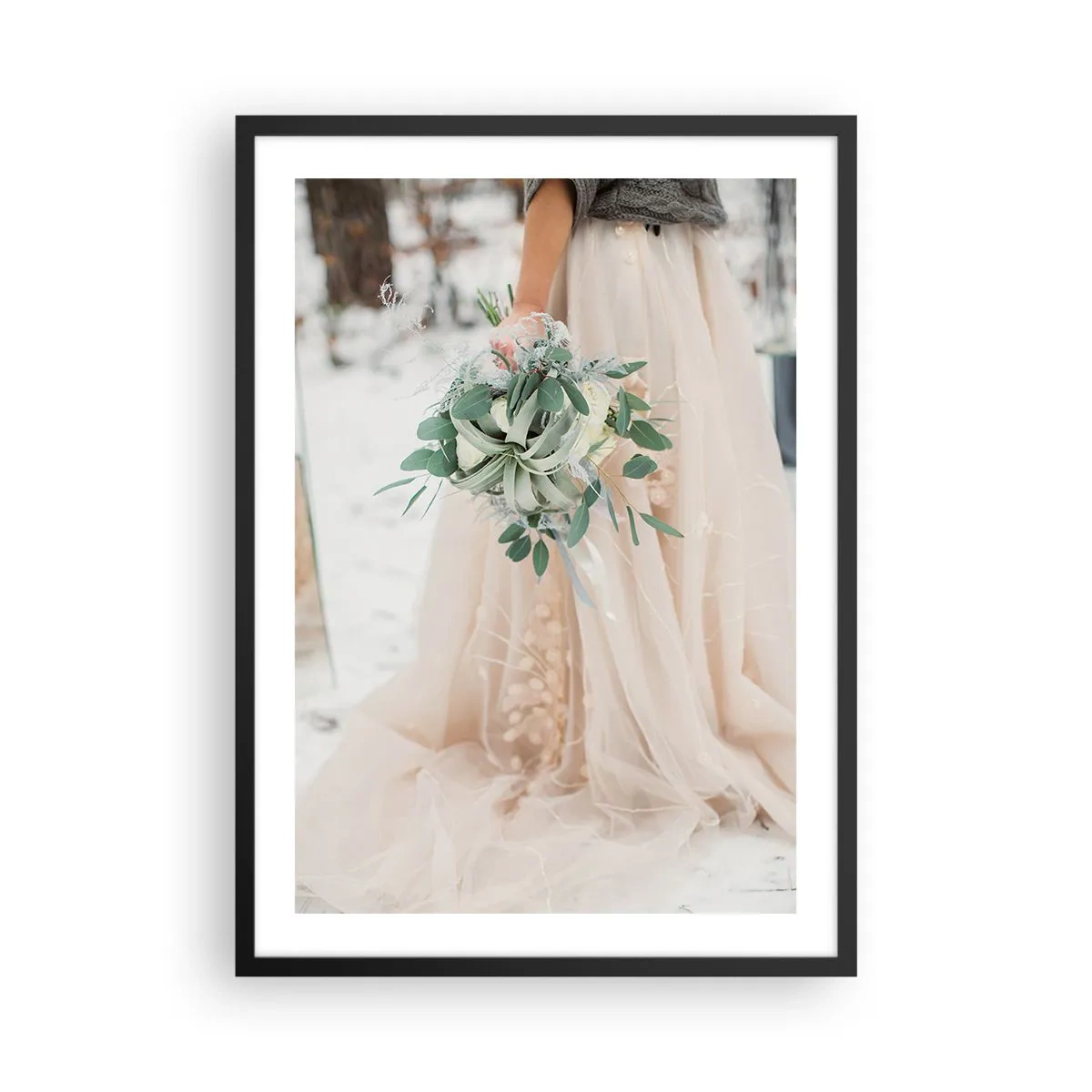 Poster în ramă neagră - O mireasă într-o rochie bej ținând un buchet în zăpadă - 50x70cm - Și au trăit fericiți până la adânci bătrâneți - Decorațiune modernă pentru perete pentru living și dormitor ARTTOR