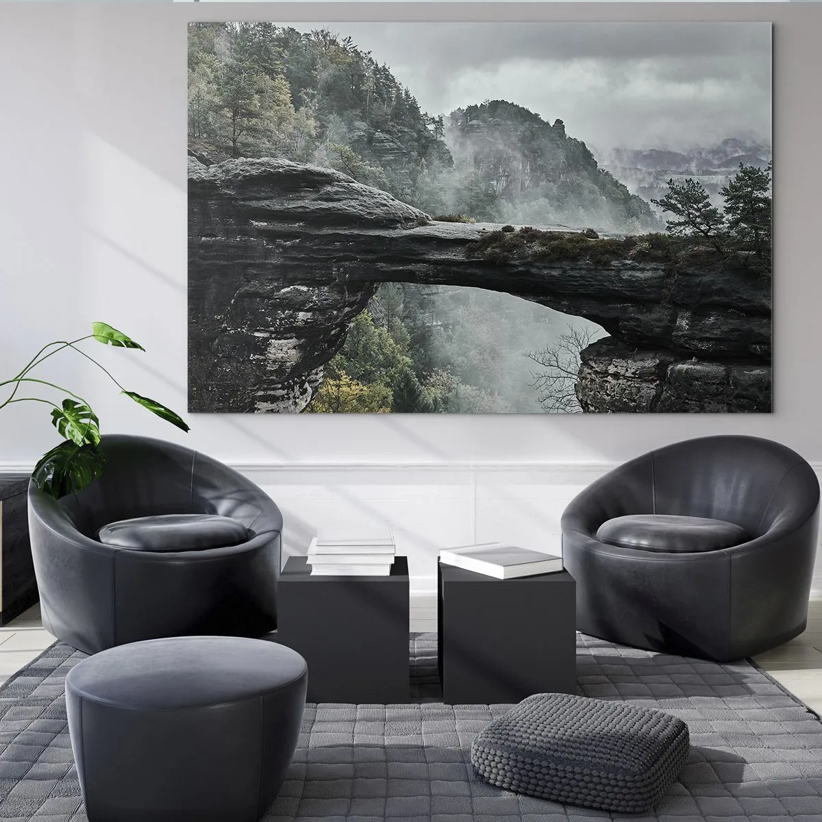 Tablou pe sticlă - Un pod de piatră printre munți încețoșați și un peisaj forestier - 70x50cm - Aventura este pe cale să înceapă - Decorațiune modernă pentru perete pentru living și dormitor ARTTOR